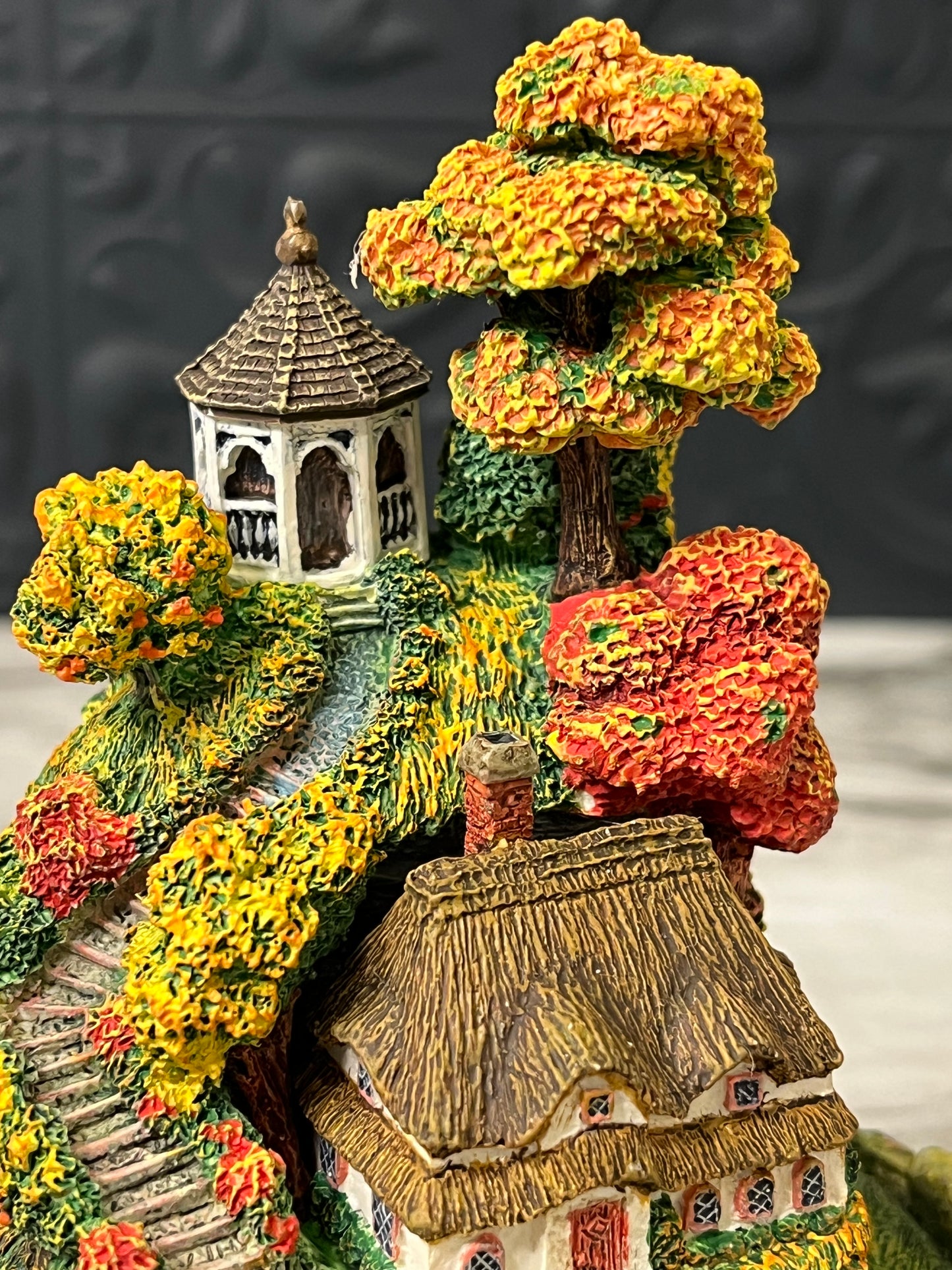 Autumn Splendor Cottage in Dome