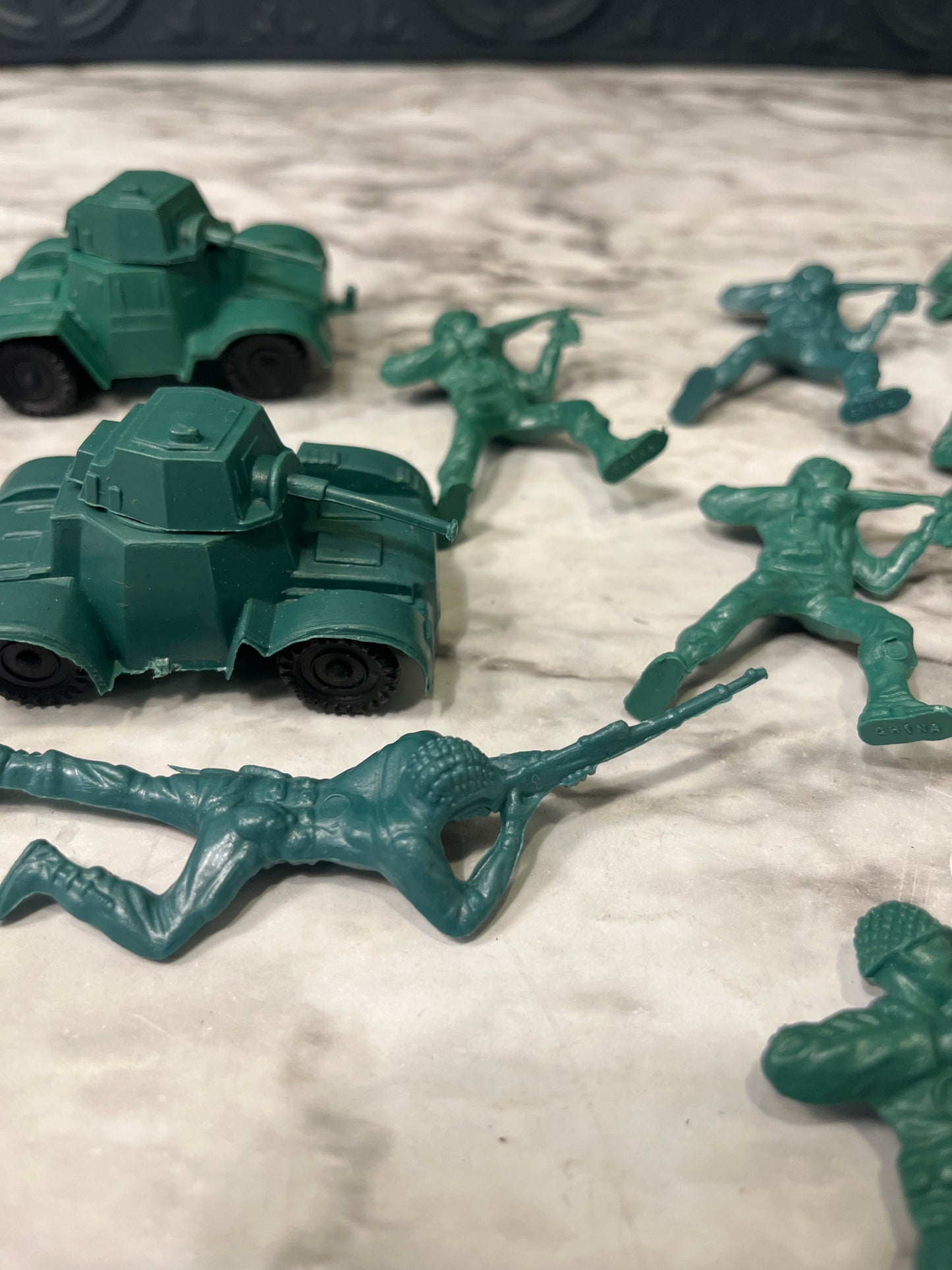 Plastic Green Army Men with Tanks set of 14