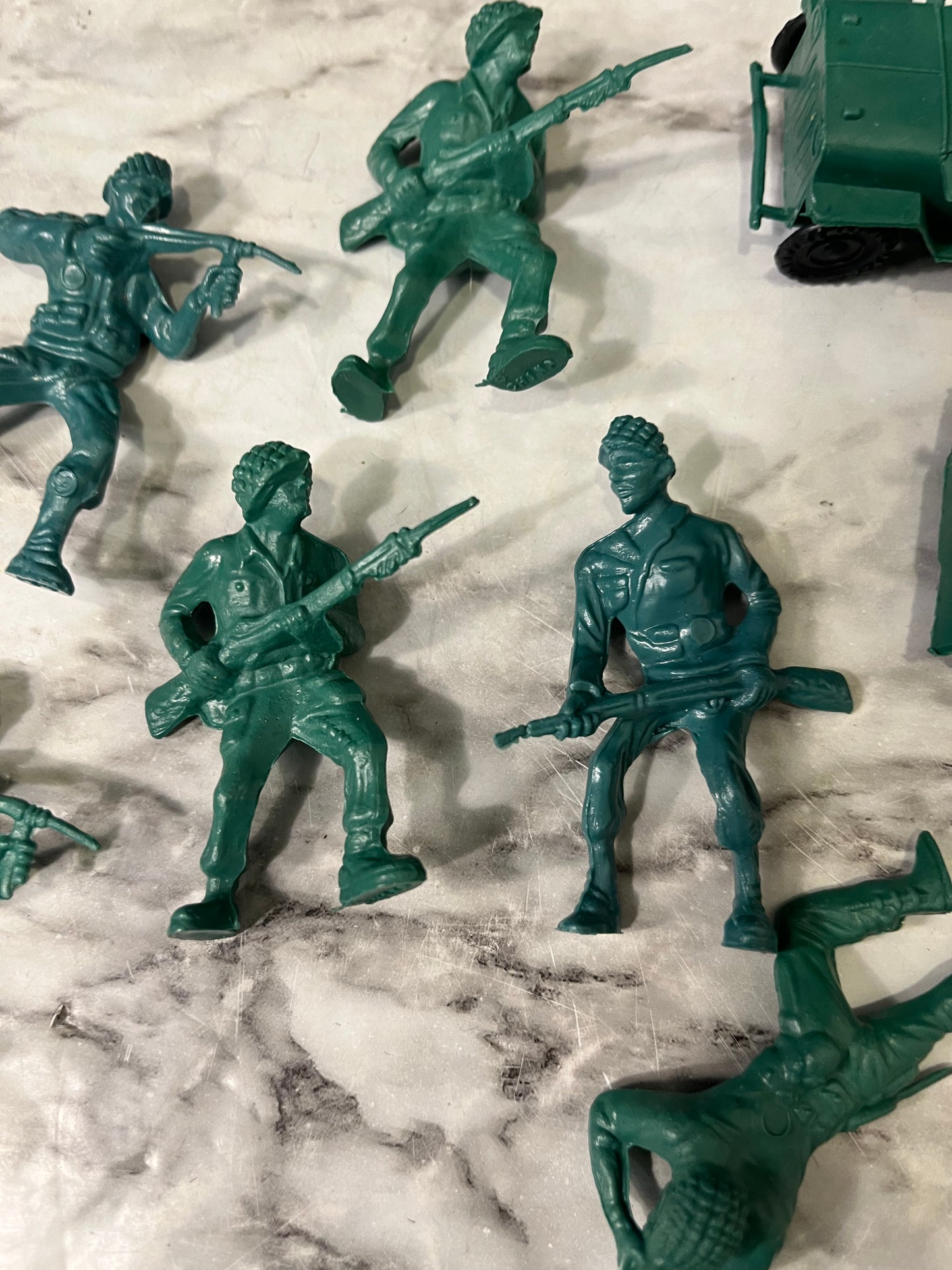 Plastic Green Army Men with Tanks set of 14