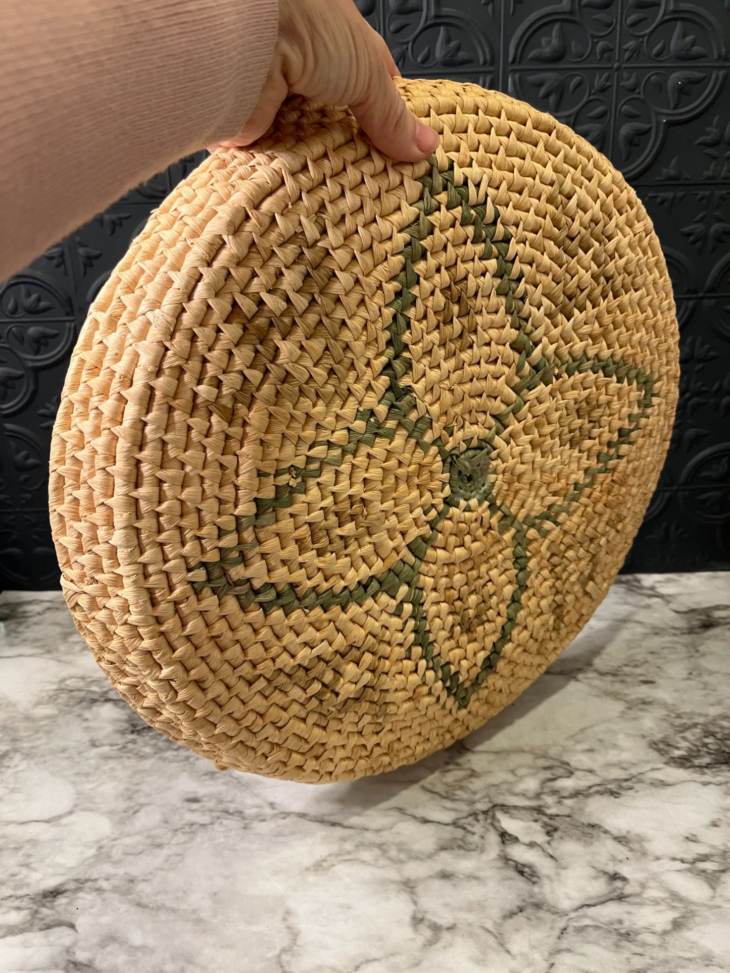 Seagrass basket tray with green